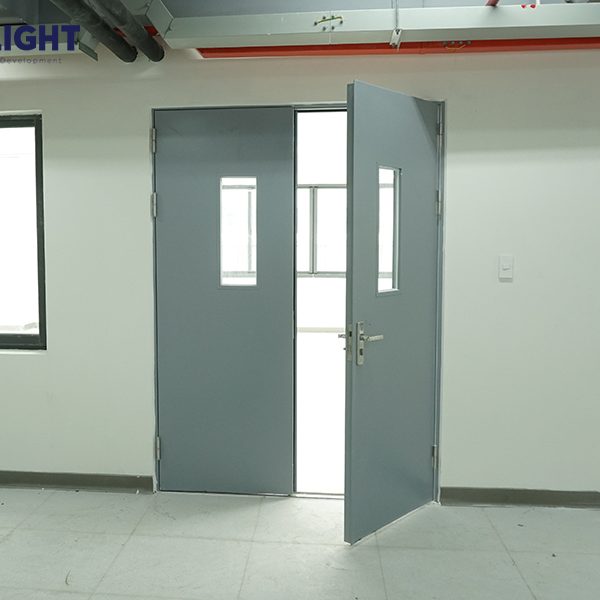 Lắp đặt cửa thép công nghiệp 2 cánh có ô kính