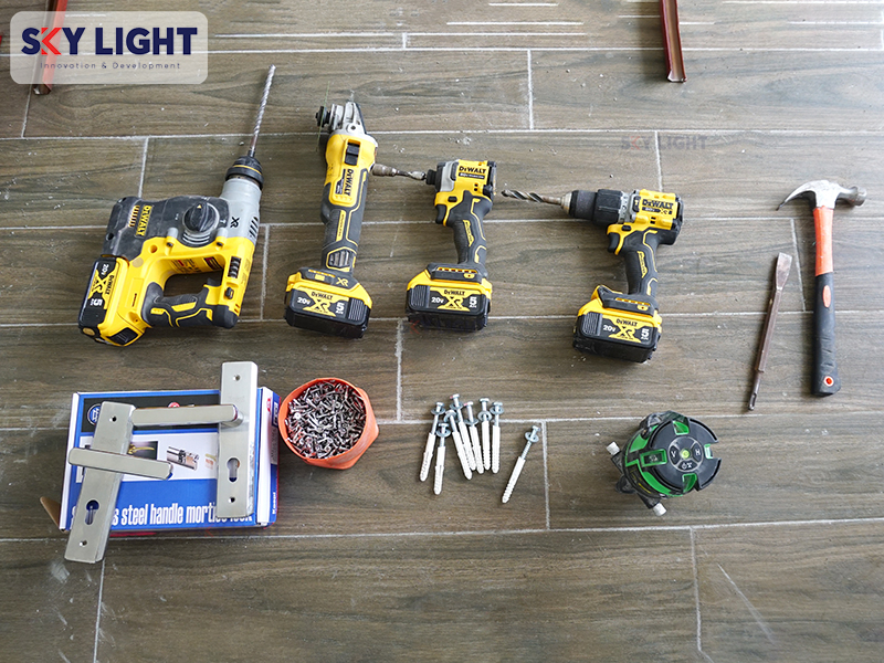 chuẩn bị đầy đủ các dụng cụ cần thiết cần trong lắp đặt cửa chống cháy