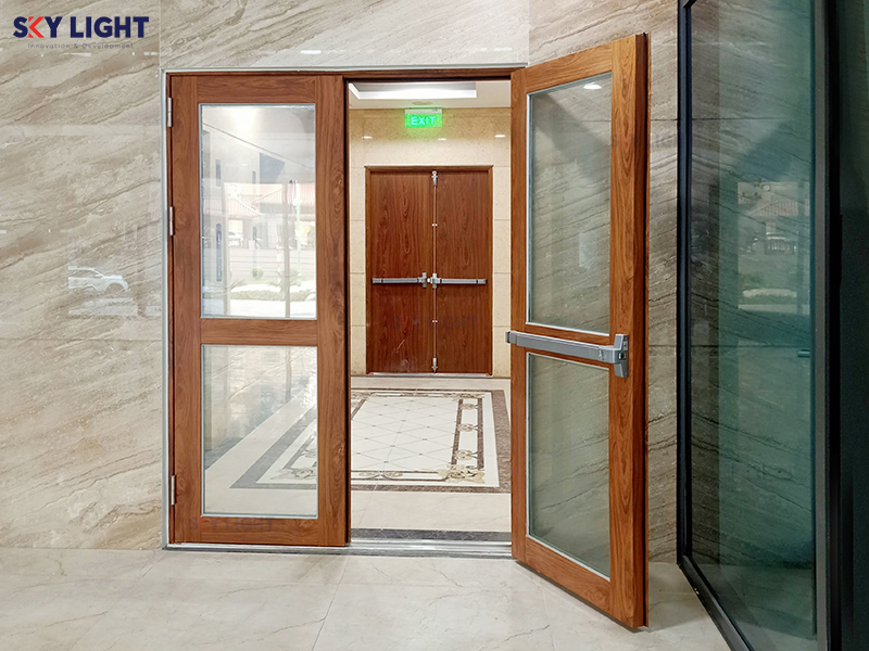 Cửa kính an toàn khung thép vân gỗ thanh thoát hiểm