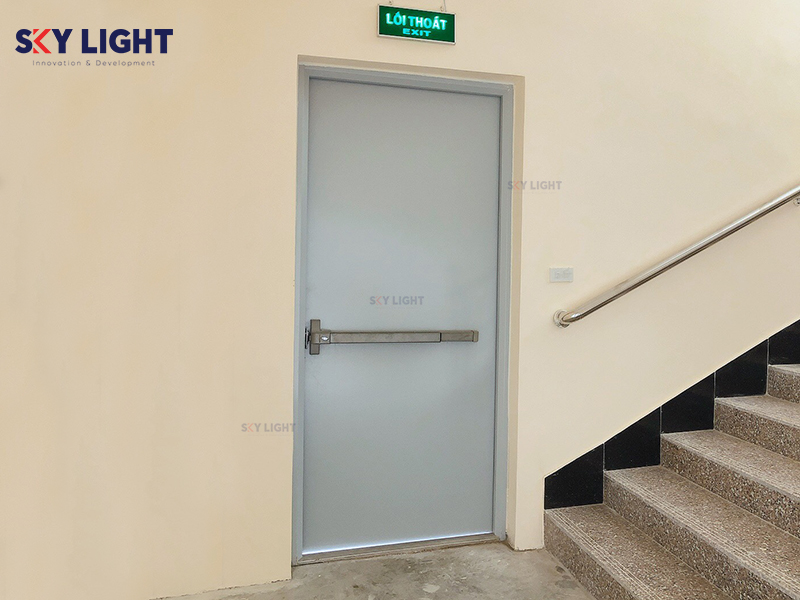 Cửa thép công nghiệp 1 cánh thanh thoát hiểm