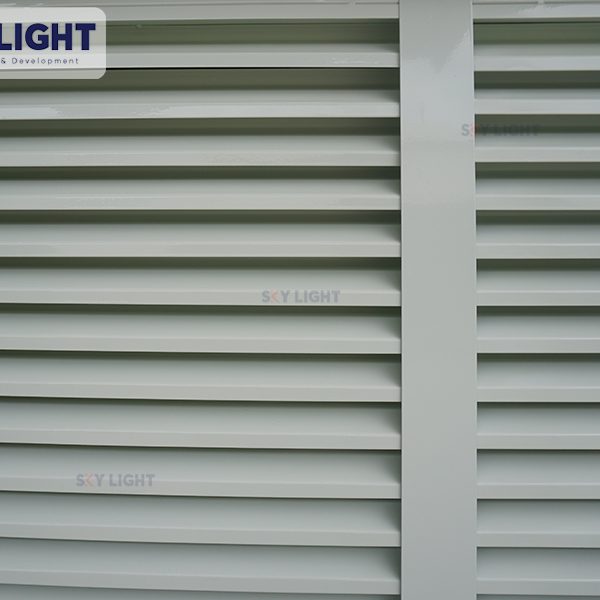 Cận cảnh vách chớp thép công nghiệp cố định Sky Light
