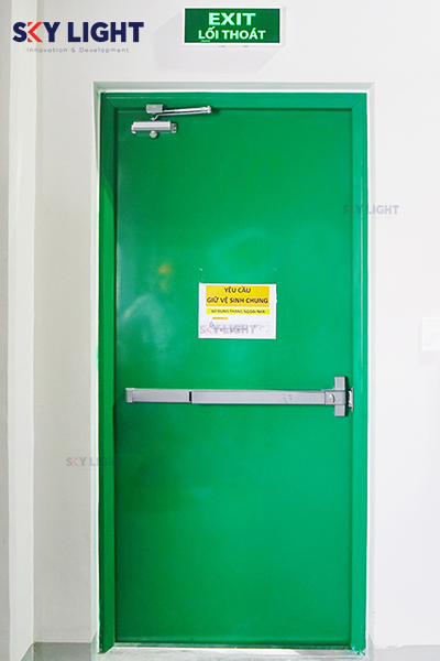 Cửa thép chống cháy chung cư 1 cánh thanh thoát hiểm