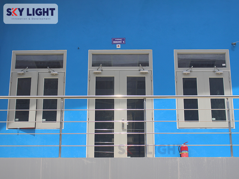 Cửa kính ngăn cháy cách âm Sky Light