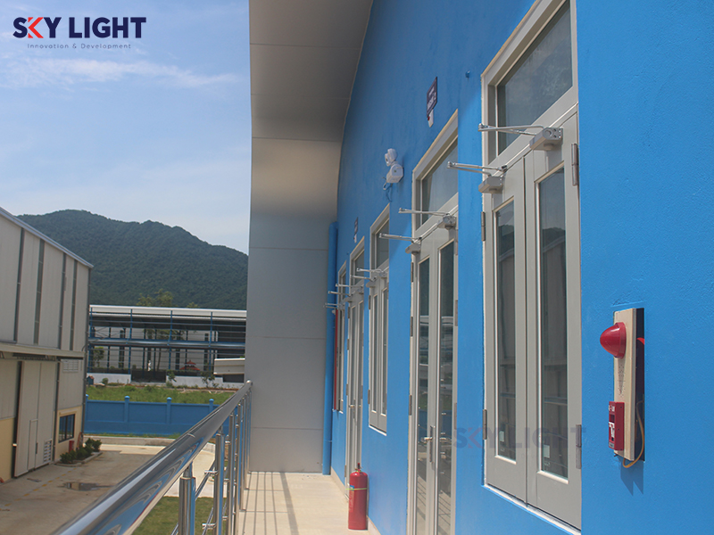 Cửa thép Sky Light sử dụng tay co thủy lực