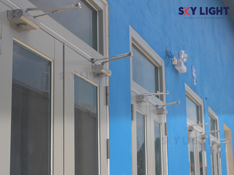 Cửa thép Sky Light sử dụng tay co thủy lực