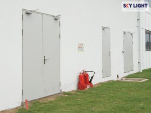 Mẫu cửa thép công nghiệp Sky Light được ưa chuộng