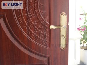 mẫu họa tiết cửa thép vân gỗ 4 cánh được ưa chuộng nhất tại sky light