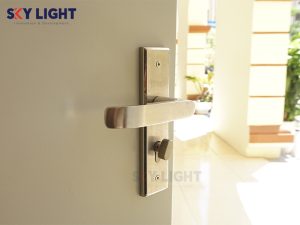 lắp đặt khóa tay gạt cửa chống cháy