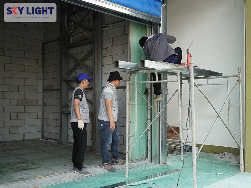 sky light lắp đặt rèm cuốn chống cháy