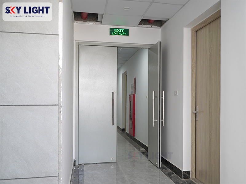 cửa thép công nghiệp mở quay 2 chiều