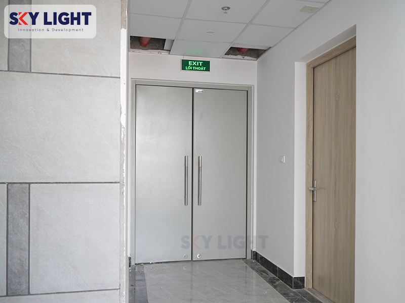 cửa thép công nghiệp mở quay 2 chiều