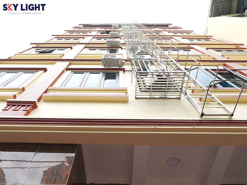 cửa thép vân gỗ sky light tại chung cư mini mỹ đình