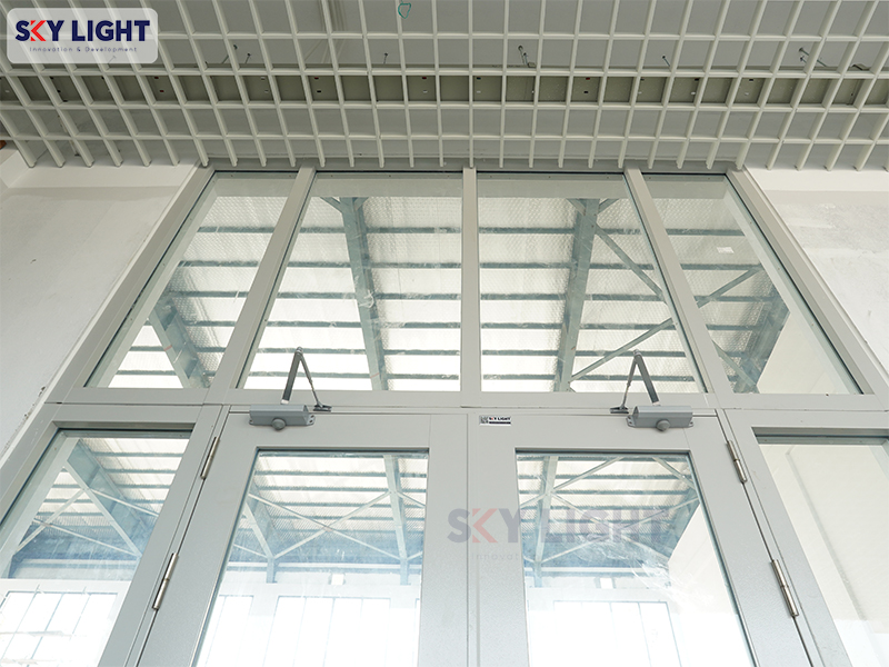cận cảnh cửa kính ngăn cháy 90 phút sky light