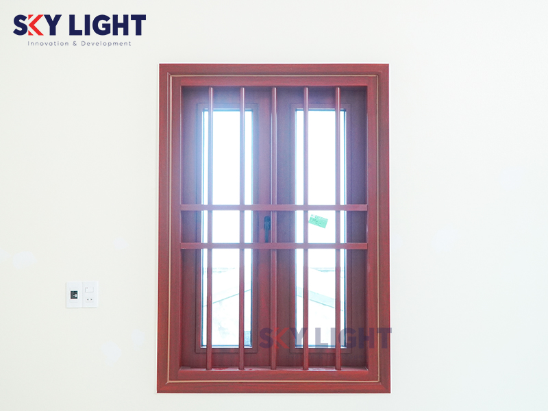 cửa sổ thép vân gỗ kết hợp ô kính sky light