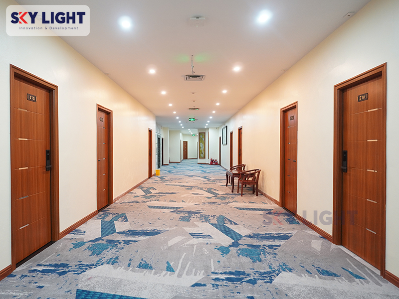 cửa thép vân gỗ và cửa nhôm kính