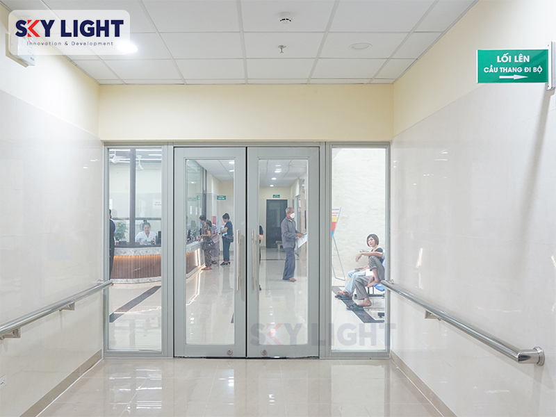 so sánh cửa thép chống cháy và cửa kính chống cháy