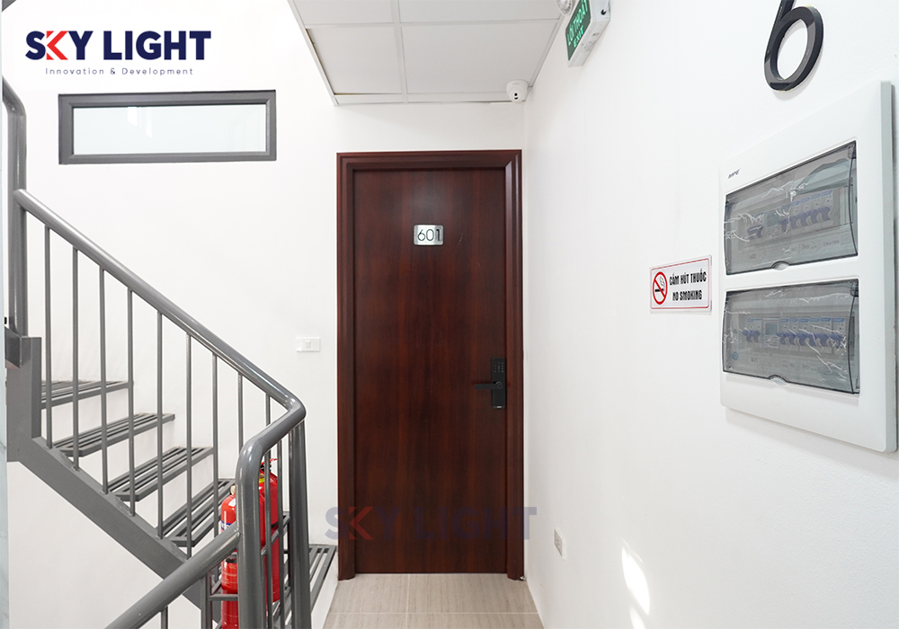 mẫu cửa thép vân gỗ chung cư mini tại sky light