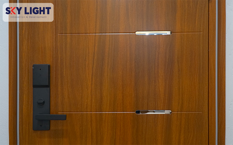 cận cảnh cửa thép vân gỗ sky light