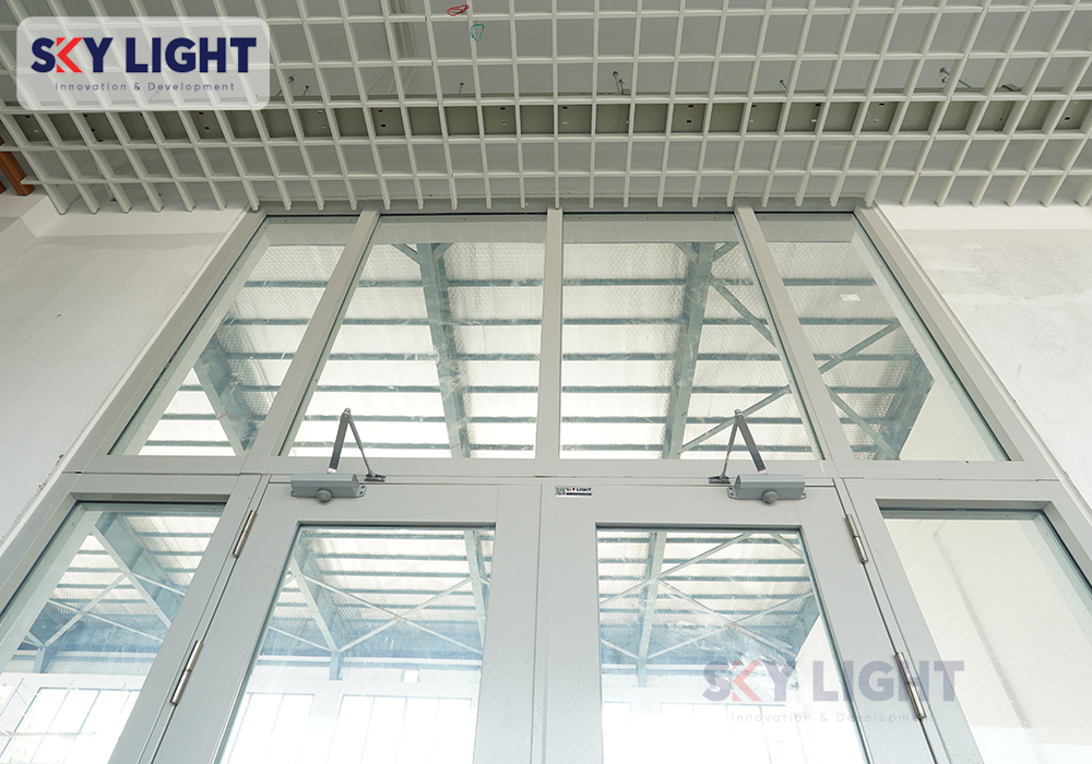 tay co thủy lực cửa kính chống cháy