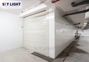 cửa cuốn chống cháy ei sky light được tích hợp ups và hệ thống tự đóng