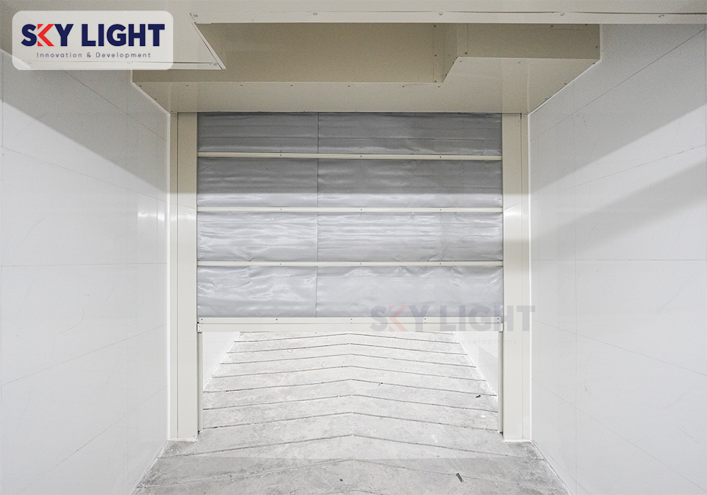 mặt sau cửa cuốn chống cháy ei sky light