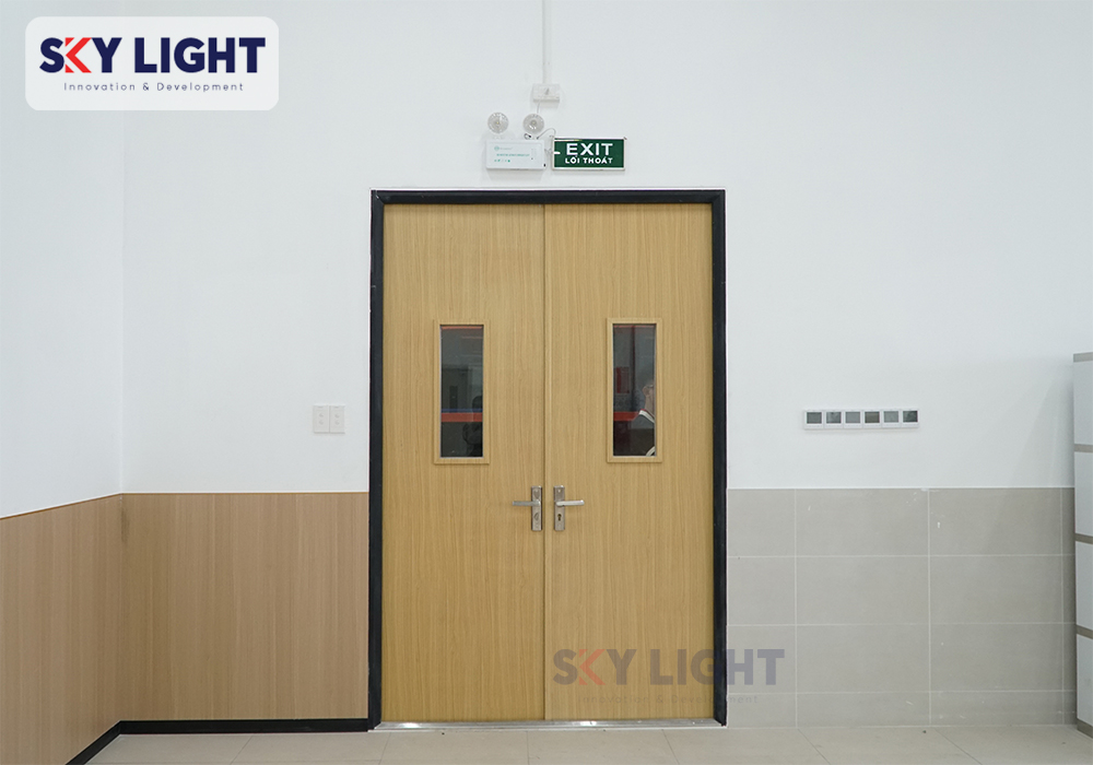 sky light sản xuất & lắp đặt cửa thép vân gỗ khách sạn