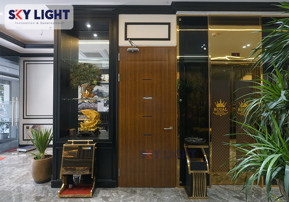 sky light sản xuất & lắp đặt cửa thép vân gỗ khách sạn