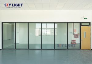 vách kính hành lang thoát hiểm