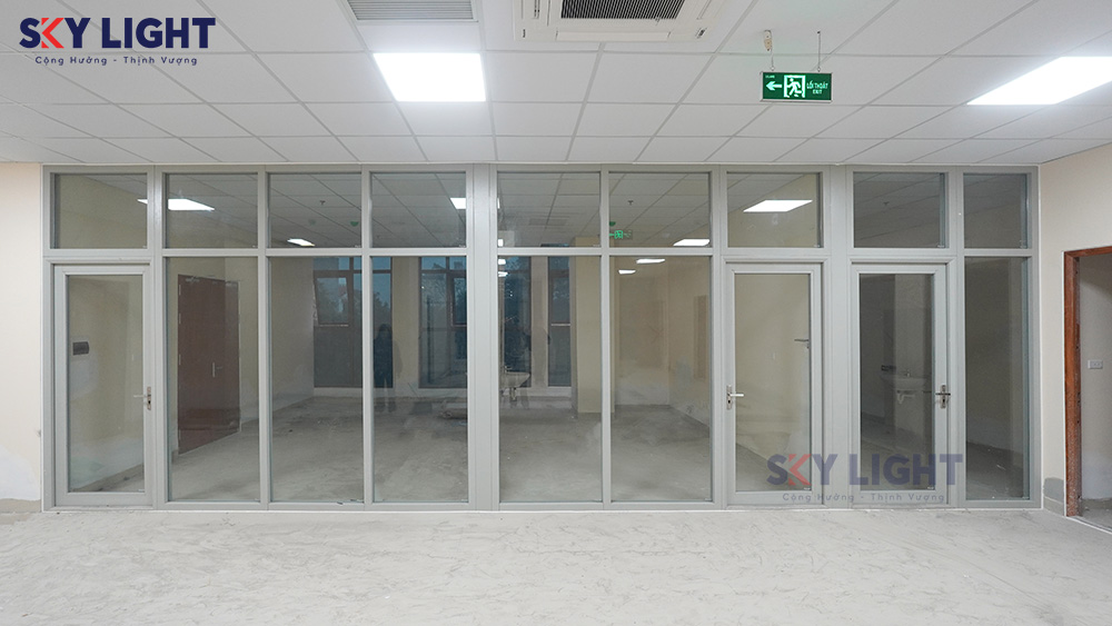 vách kính hành lang thoát hiểm